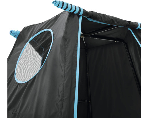 Detailopname van een speeltent met raam