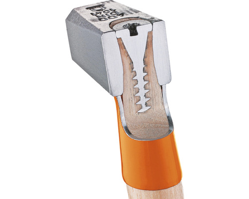 Detailopname van een hamer met houten steel en wigvertanding voor de bevestiging van de hamerkop