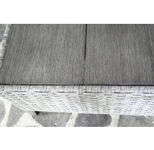Detailopname van een grijze tuintafel met rotanstructuur