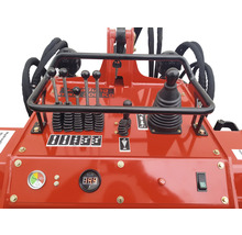 Close-up van de bedieningselementen van een werkmachine met hendels, displays en schakelaars.