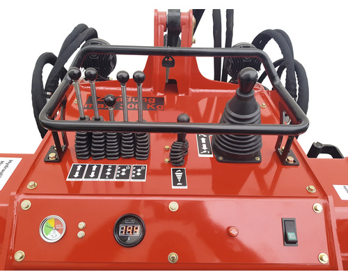 Close-up van de bedieningselementen van een werkmachine met hendels, displays en schakelaars.