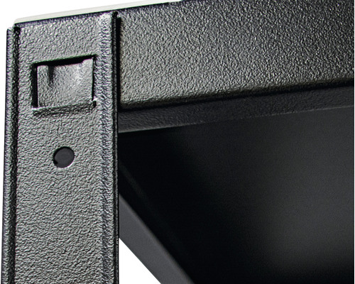 Detailweergave van een metalen rek met een perforatiepatroon