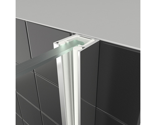 Detailaanzicht van een douchecabine met glas en metalen profiel