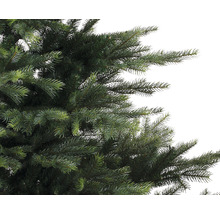 Gedetailleerde opname van een kunstmatige kerstboom met groene naalden