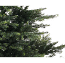 Detailopname van een kunstkerstboom met veel naalden.