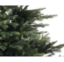 Close-up van een kunstkerstboom met groene naalden