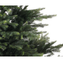Detailopname van een kunstmatige kerstboom met groene naalden.