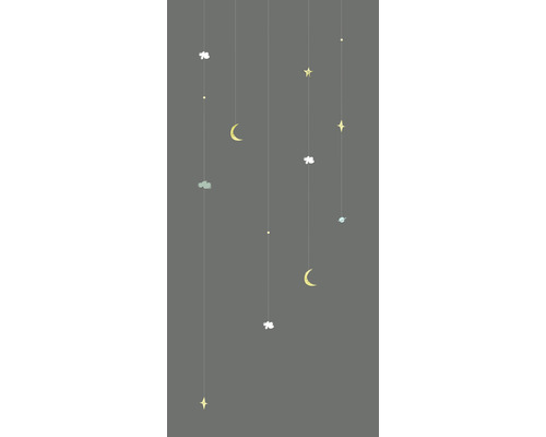 Decoratie met maan-, ster- en wolkenmotieven aan draden
