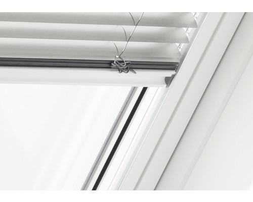 Detailopname van een dakraam met jaloezie