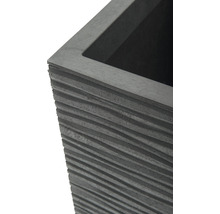 Detailweergave van een plantenbak met een gegroefd oppervlak