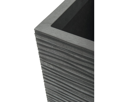 Detailweergave van een plantenbak met een gegroefd oppervlak