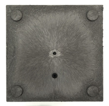 Onderkant van een aardewerken plantenbak met vier poten.