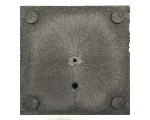 Onderkant van een aardewerken plantenbak met vier poten.