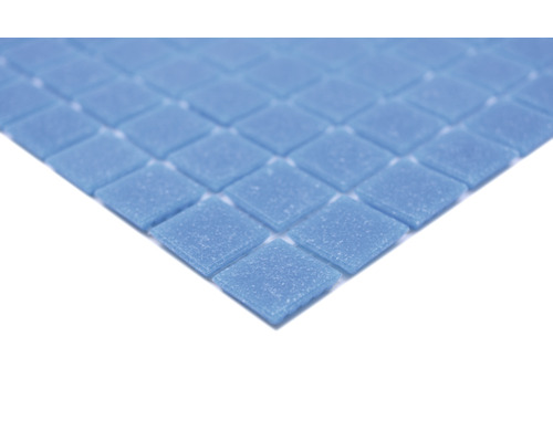 Close-up van een oppervlak van kleine, vierkante glazen mozaïektegels.