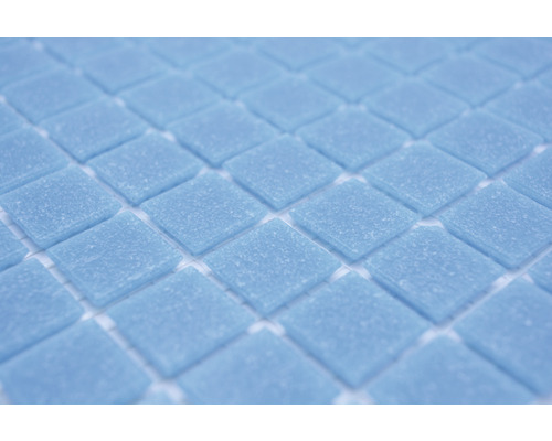 Detailopname van vierkante, lichtgekleurde glazen mozaïektegels