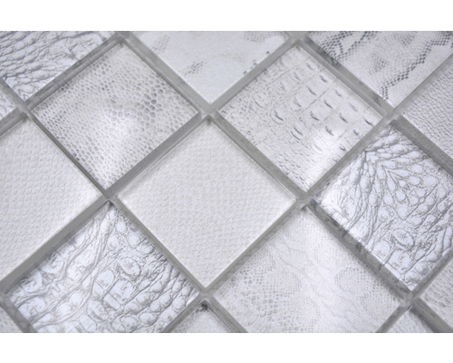 Close-up van glazen mozaïektegels met lederlook
