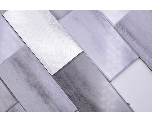 Mozaïektegels van marmer en metaal in visgraatmotief