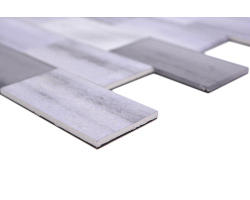 Close-up van zelfklevende wandtegels in visgraatmotief