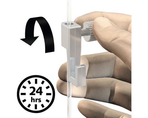 Close-up van een hand die een fotolijsthaak aan een transparant koord bevestigt, met een pijl en een 24-uurs symbool.