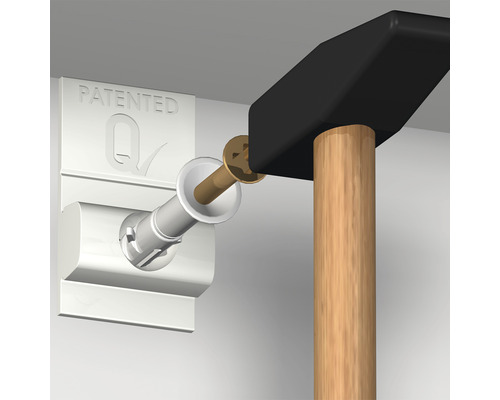 Hamer slaat schroef in een wandbevestiging