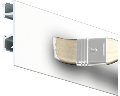 Verfkwast brengt verf aan op een sierlijst