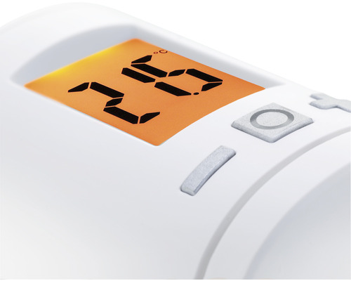 Close-up van een radiatorknop met digitale temperatuurweergave