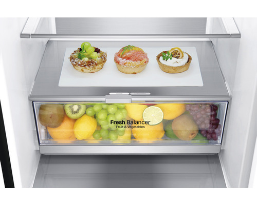 Interieur van een koelkast met fruit, groenten en taartjes