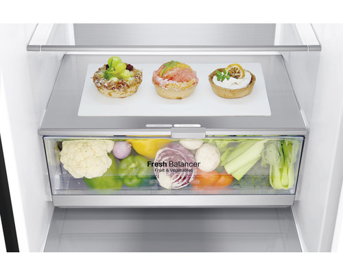 Koelkast interieur met groente- en fruitlade en taartjes