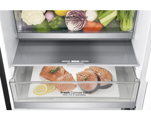 Koelkast met groenten en vis in lades