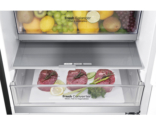 Koelkast interieur met groente-, vlees- en visvakken.