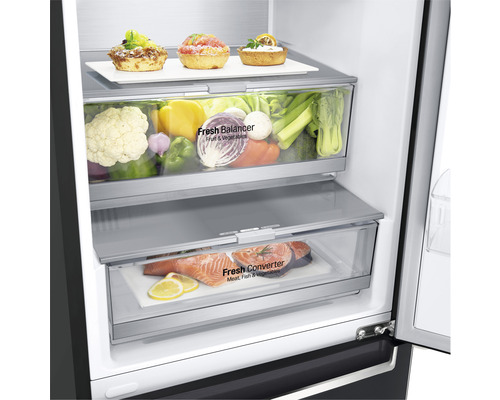 Interieur van een koelkast met voedsel in laden