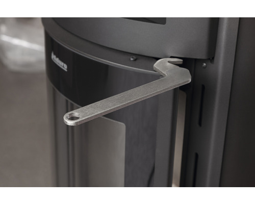 Detailopname van een kachel met gereedschap