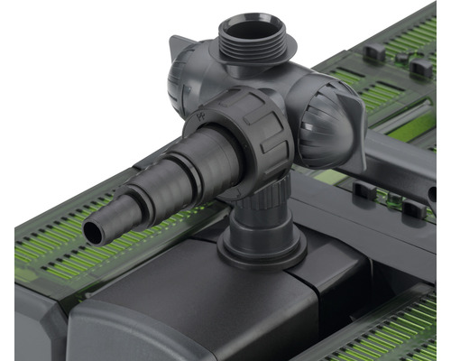 Detailopname van een aquariumfilter met aansluitingen