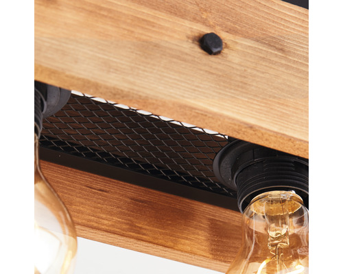 Gedetailleerd zicht op een houten plafondlamp met metalen elementen