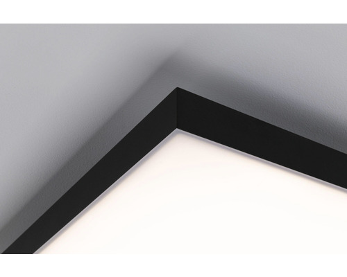 Detailopname van een plafondlamp met een rechthoekig, donker frame