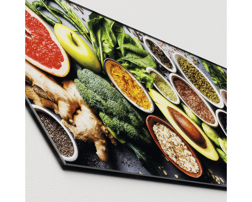 Decoratieve wandafbeelding met verschillende soorten fruit, groenten en kruiden