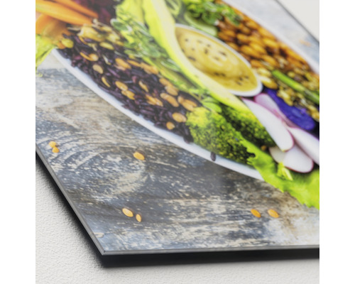 Decoratieve afbeelding met salade op een houten oppervlak