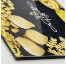 Decoratieve keukenfoto met verschillende soorten pasta en de tekst Just roll with it