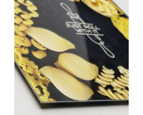 Decoratieve keukenfoto met verschillende soorten pasta en de tekst Just roll with it