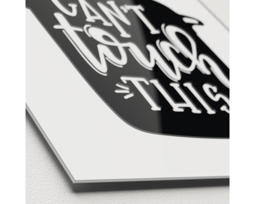 Decoratieve wanddecoratie met het opschrift: Can''t touch this.