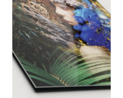 Close-up van een acrylglasplaat met een motiefdruk van een vrouw in een junglescène