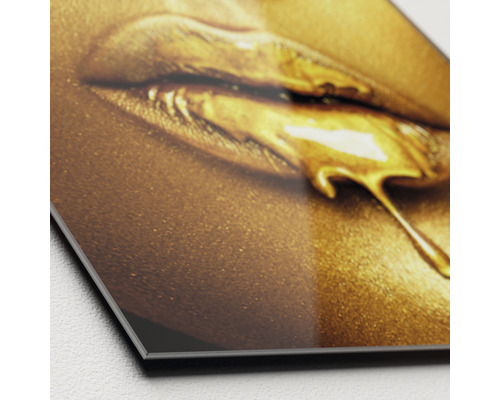 Decoratieve wanddecoratie met gouden lippenmotief.