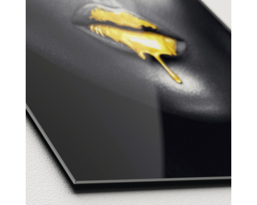 Decoratieve afbeelding met lippen en vloeibaar goud