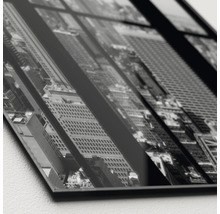 Zwart-wit glasfoto met een afbeelding van wolkenkrabbers