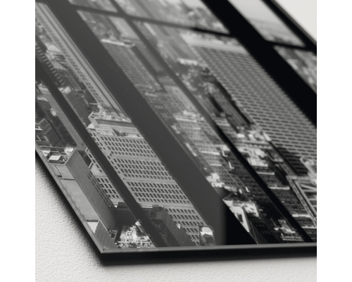 Zwart-wit glasfoto met een afbeelding van wolkenkrabbers