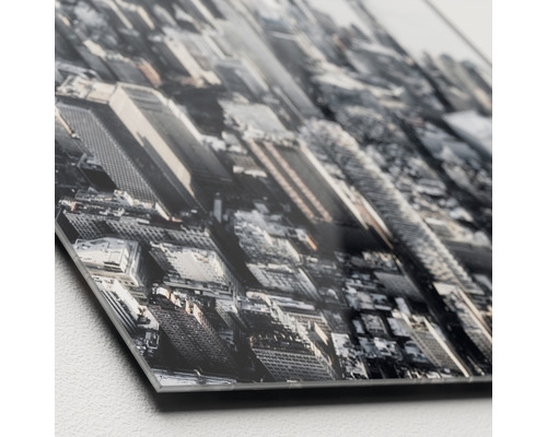 Detailopname van een acrylglasfoto met stadsgezicht