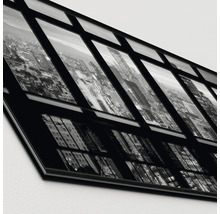 Zwart-wit glazen foto met stadsgezicht