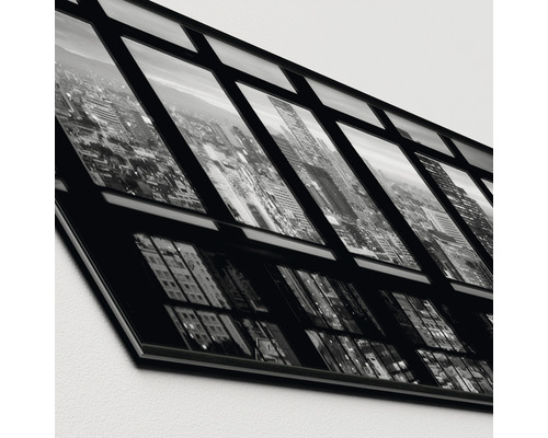 Zwart-wit glazen foto met stadsgezicht