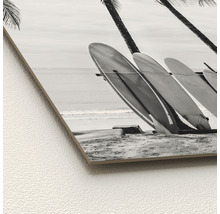 Decoratieve wanddecoratie met surfplanken op het strand