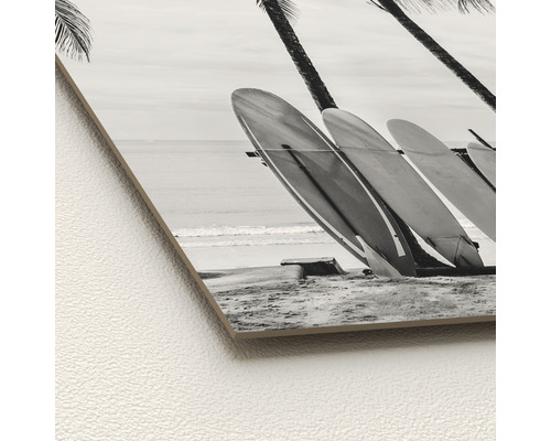 Decoratieve wanddecoratie met surfplanken op het strand